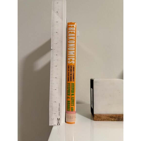 Freakonomics : A Rogue Economist Explores the Hidden Side of Everything by St... - Picture 2 of 5